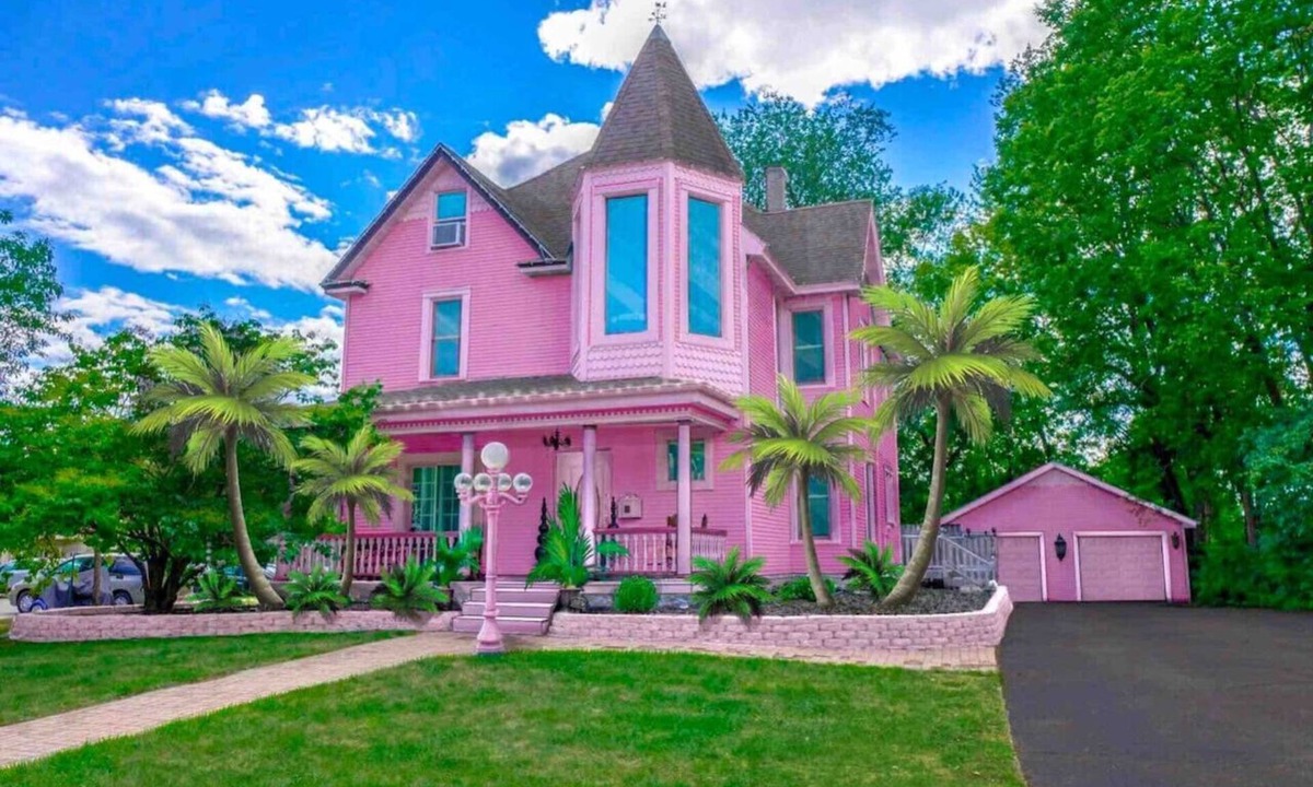 Hudson House | 1/2 of the Barbiecore Castle