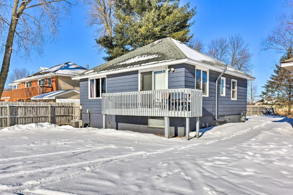 Lindstrom House | 1-Bedroom Beach House on Snowmobile Trail!