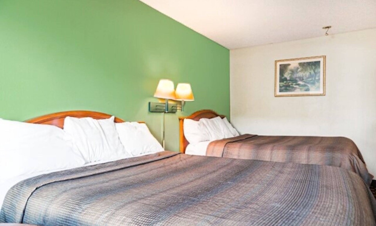 Ashburn Hotel | 1 Mile to Downtown Ashburn | 2 Queen Bed Room near I-75 South Georgia