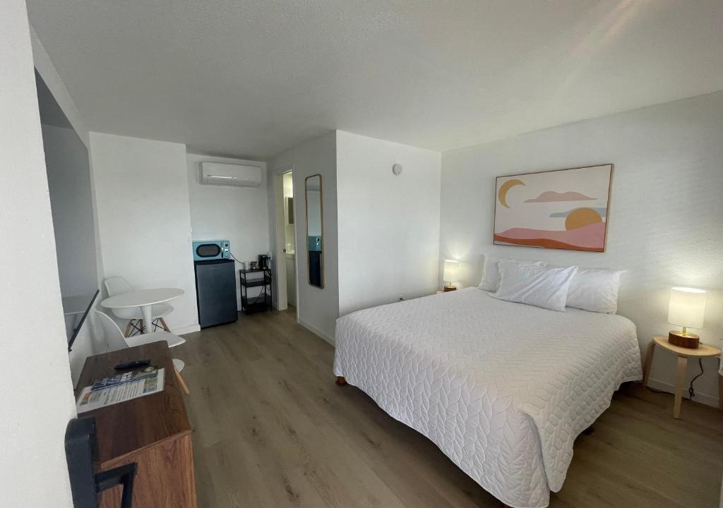 Lake City Hotel | 1 Queen Bed