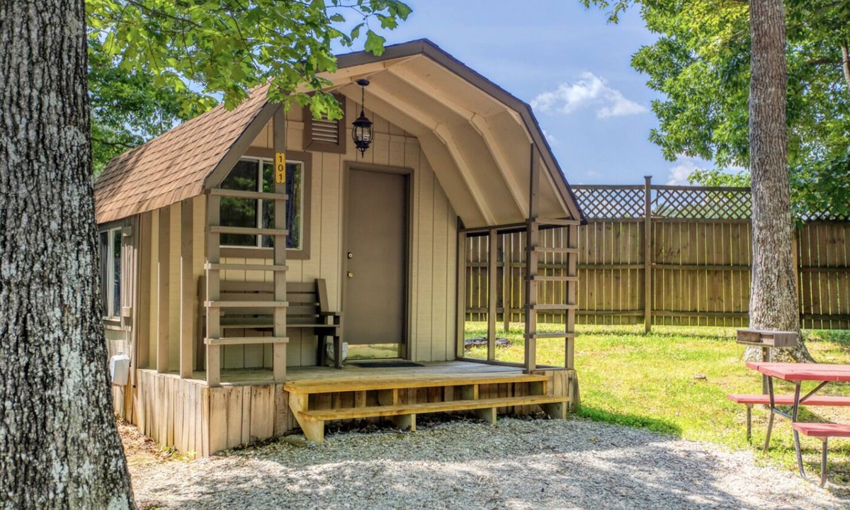 Manchester Cabin | 1 Room Camping Cabin - Enjoy a cabin with air conditioning and real beds!