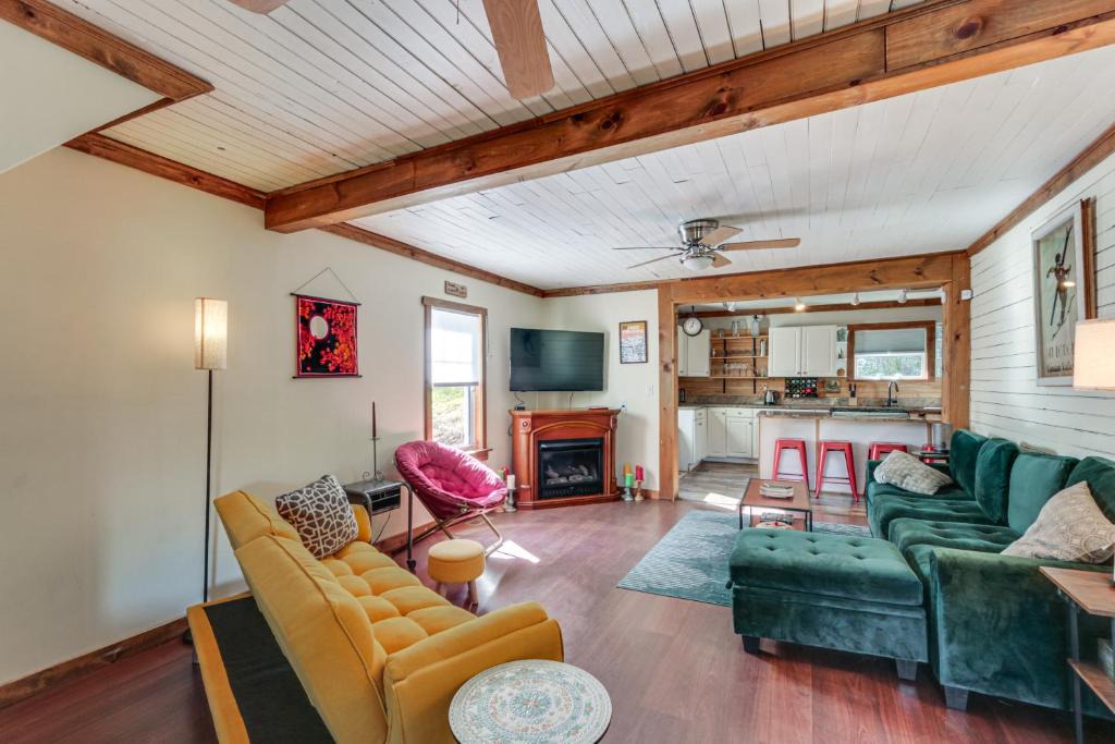 Thomas House | 10 Mins to Blackwater Falls: Mtn Home w/Hot Tub