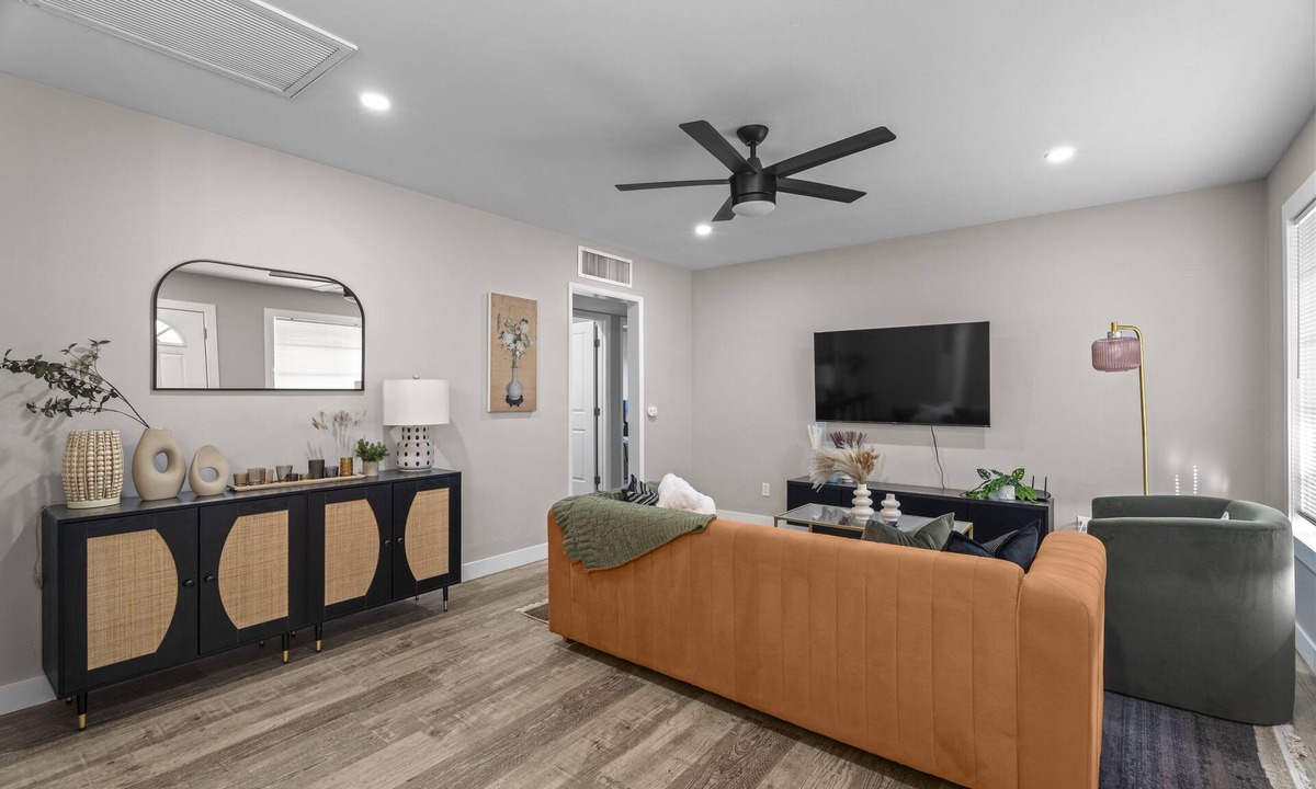 Glendale House | 10% OFF Weekly - Modern Chic Retreat