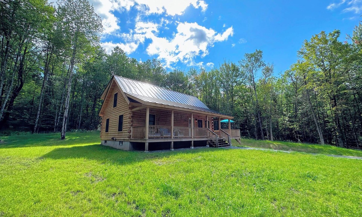 Sugar Hill Cabin | 18HA Log home close to Franconia Notch; privacy, fire pit, wifi, pool/gym passes, dog friendly!