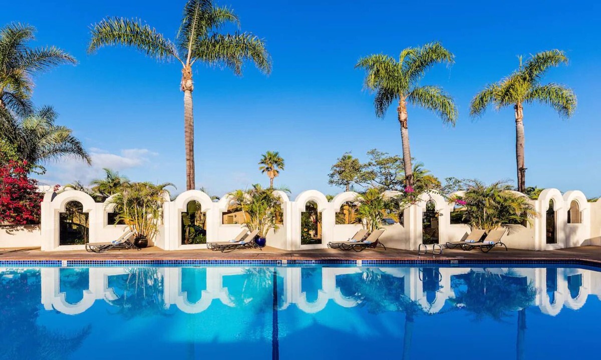 Central Mission Beach Hostel | 2 Resort Queens, Bahia Resort Hotel, Heated Pool & Bar, 5 Mins to SeaWorld