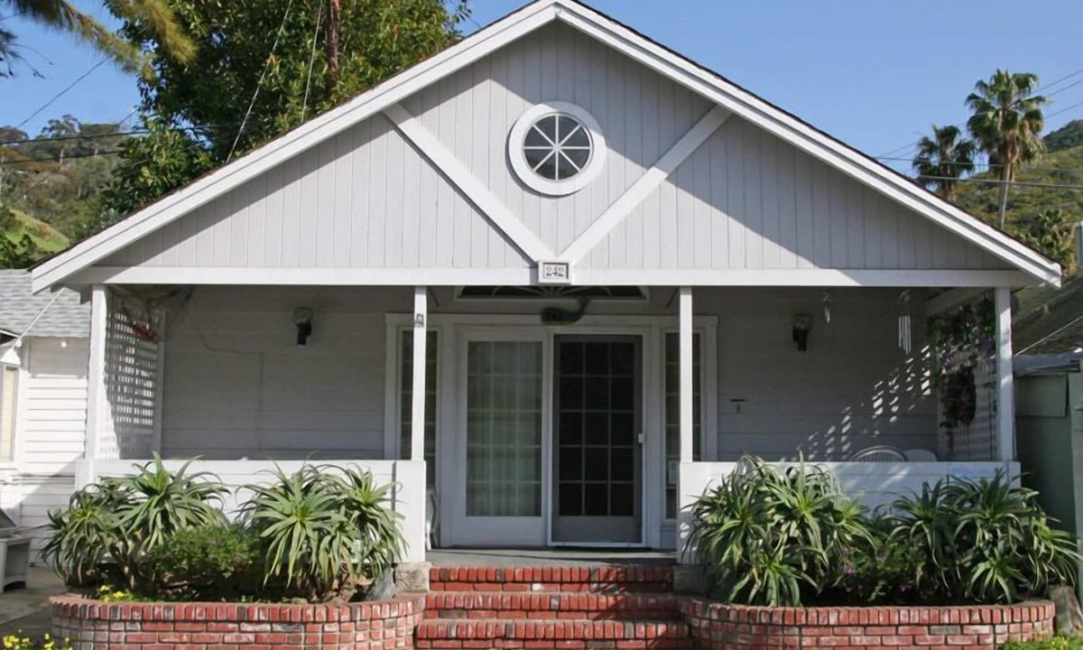 Avalon House | 242CL: Budget-friendly Catalina Cottage + Vaulted Ceilings + Front Porch