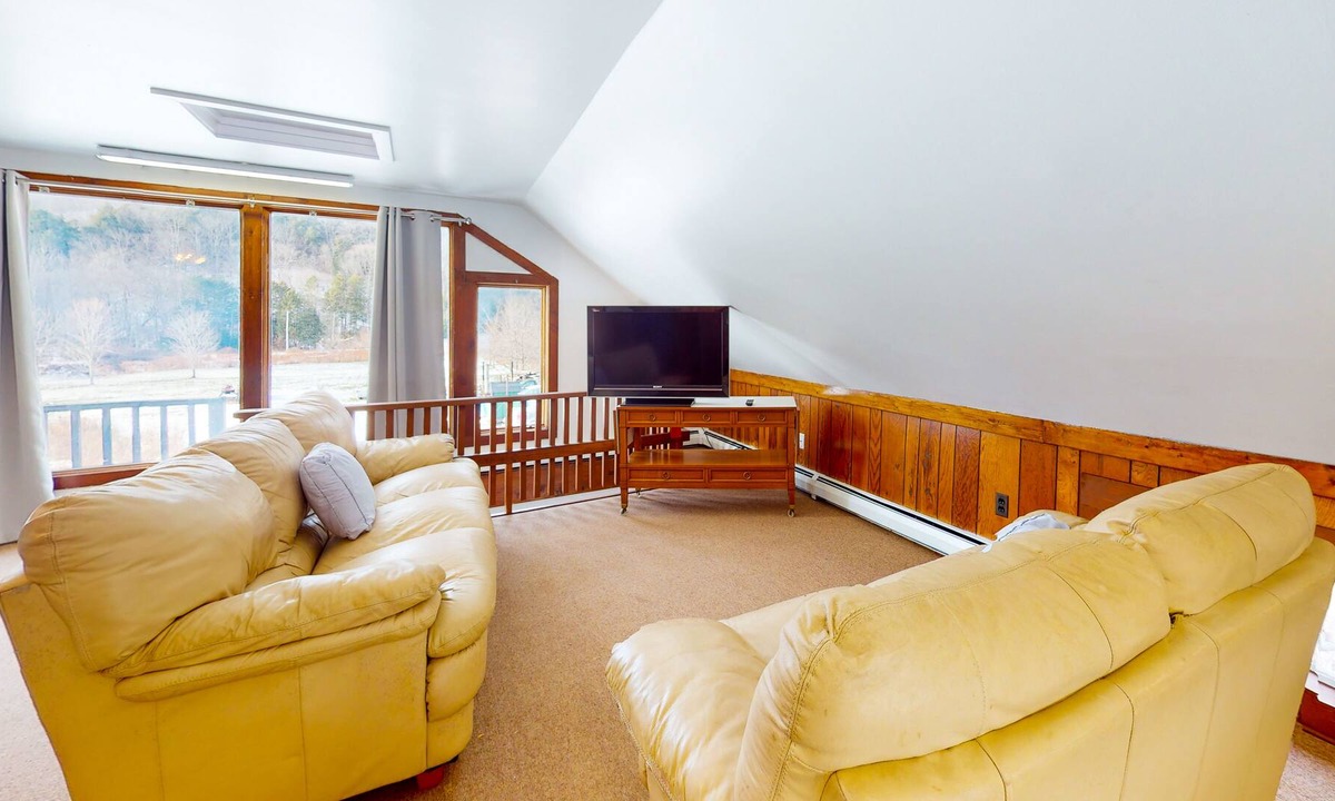 Rochester Apartment | 2nd-floor riverfront studio with mountain views, firepit, 2 canoes, & partial AC