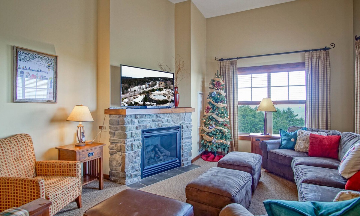 Snowshoe Condo | 3 bedroom, 2 Full Baths, Slope Side. Outdoor Hot Tubs on Site. Ski Lift overlook.