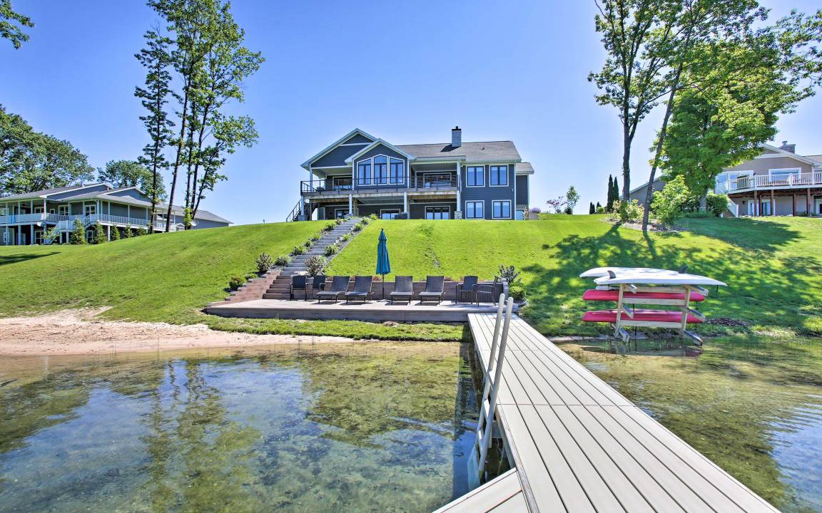 Traverse City House | 325 m² House ∙ 5 bedrooms ∙ 16 guests