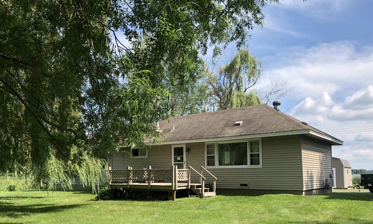 Lindstrom House | 3BR Lake House On the snowmobile trails with the best ice fishing in the area