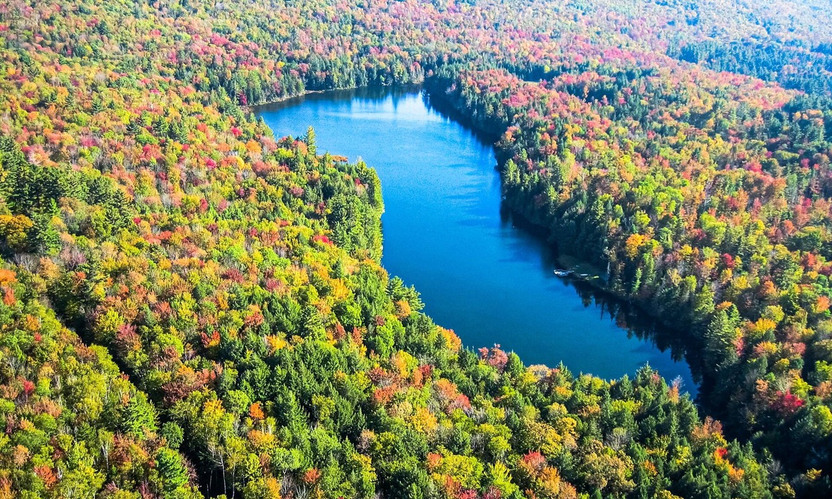 Londonderry House | 500 acre historic property w/private fishing lake, skiing + all-season fun