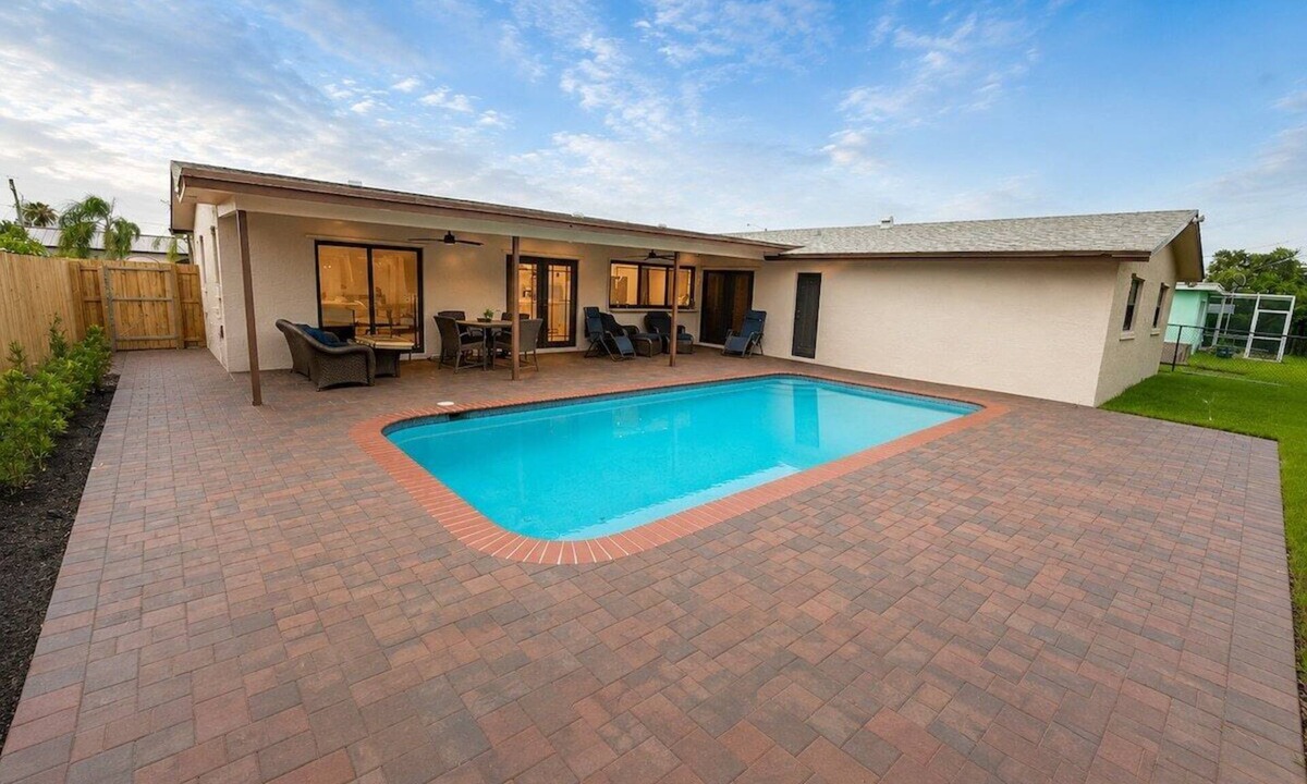 Sunrise House | 5BR/3Bath Pool Oasis - Sleeps 10 - 17 Min to Hard Rock Stadium