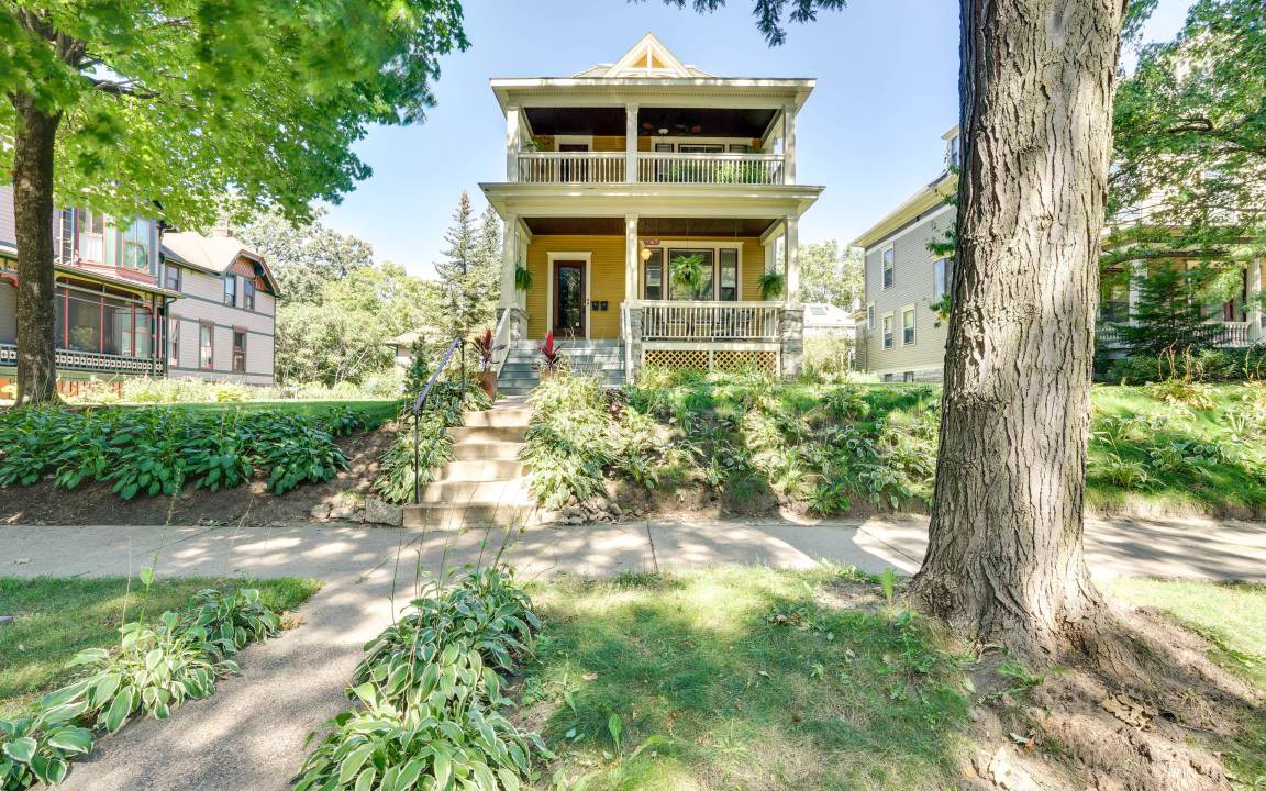 Summit - University House | 92 m² House ∙ 2 bedrooms ∙ 4 guests