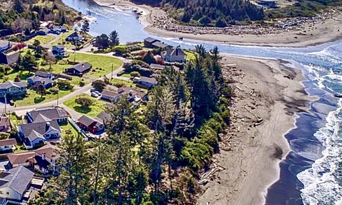 Brookings House | A Mermaids Pearl-Charming Vacation Home, Pet Friendly Steps to The Beach
