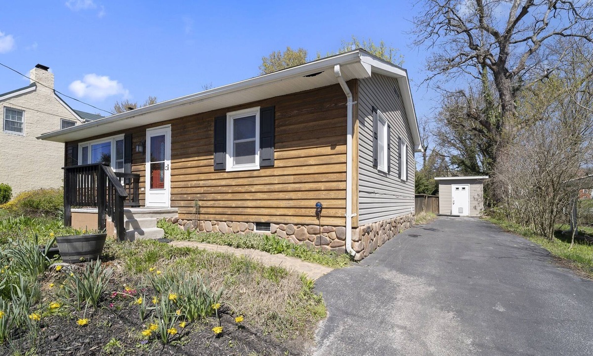 Bolivar House | A private home in historic Bolivar with a hot tub and yard. Pet friendly!