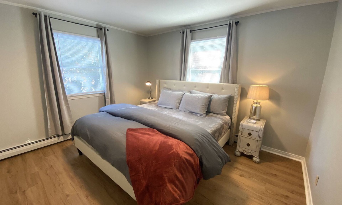 South Burlington House | Adorable home in coveted neighborhood with parking