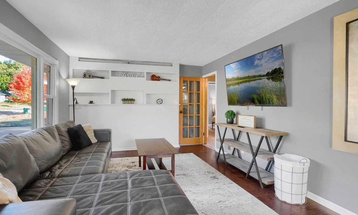 Robbinsdale House | Affordable & Spacious home near Minneapolis