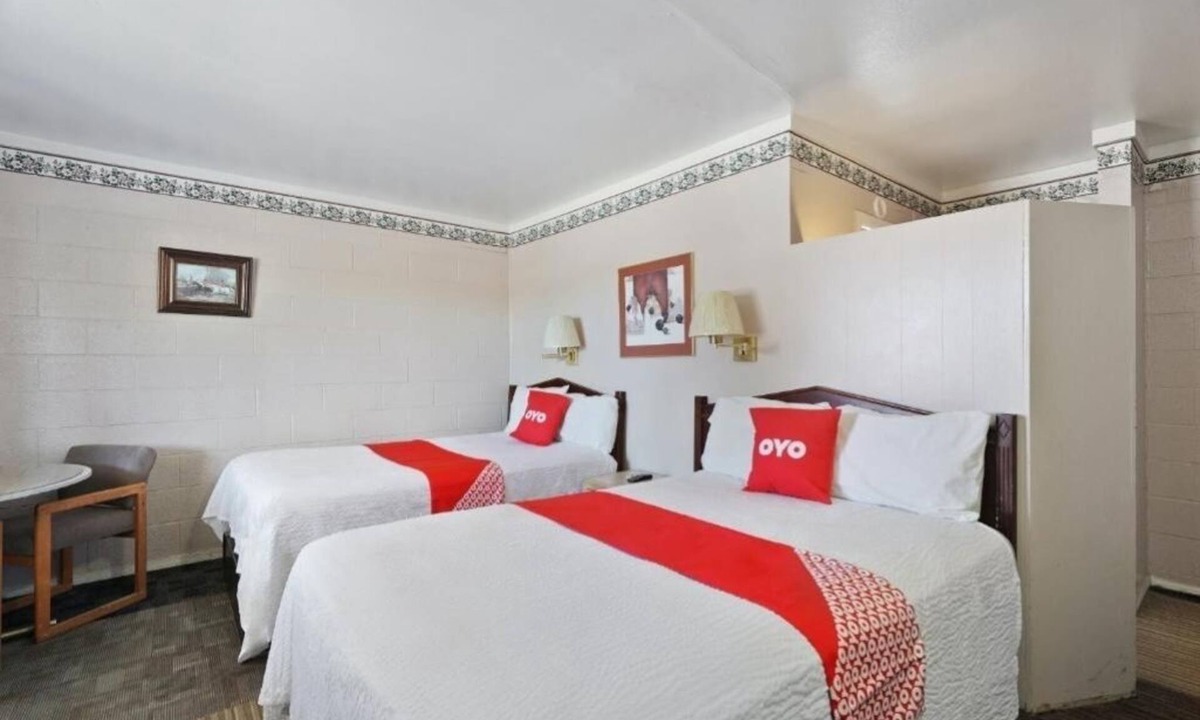 Alpine Hotel | Alpine Stay: Pet-Friendly Room with Private Bathroom Near Local Attractions