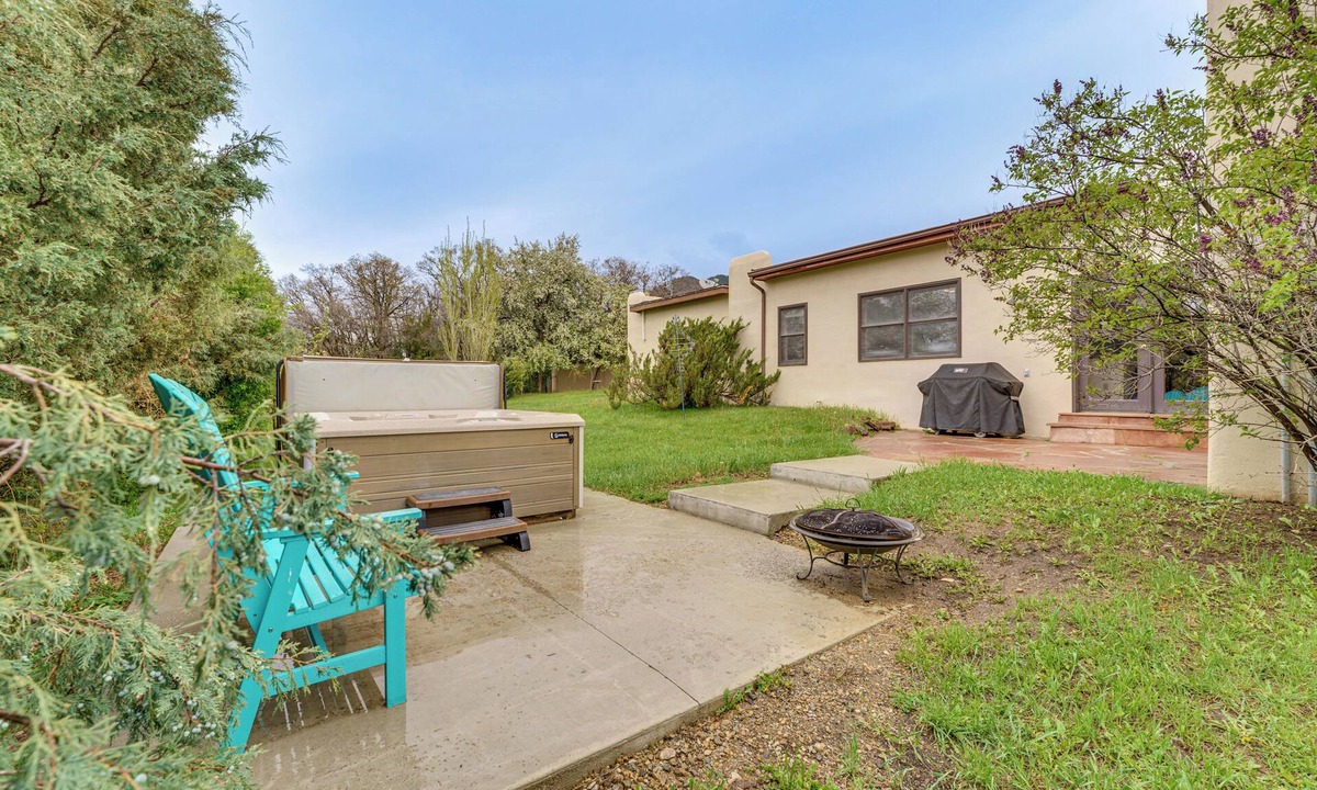 Arroyo Seco House | Arroyo Seco Adobe w/Hot Tub Near Taos Ski Valley!