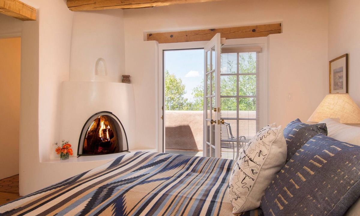 Historic Eastside House | Authenitic Santa Fe Casita~Walk to Downtown, Kiva Fireplaces and Mountain Views