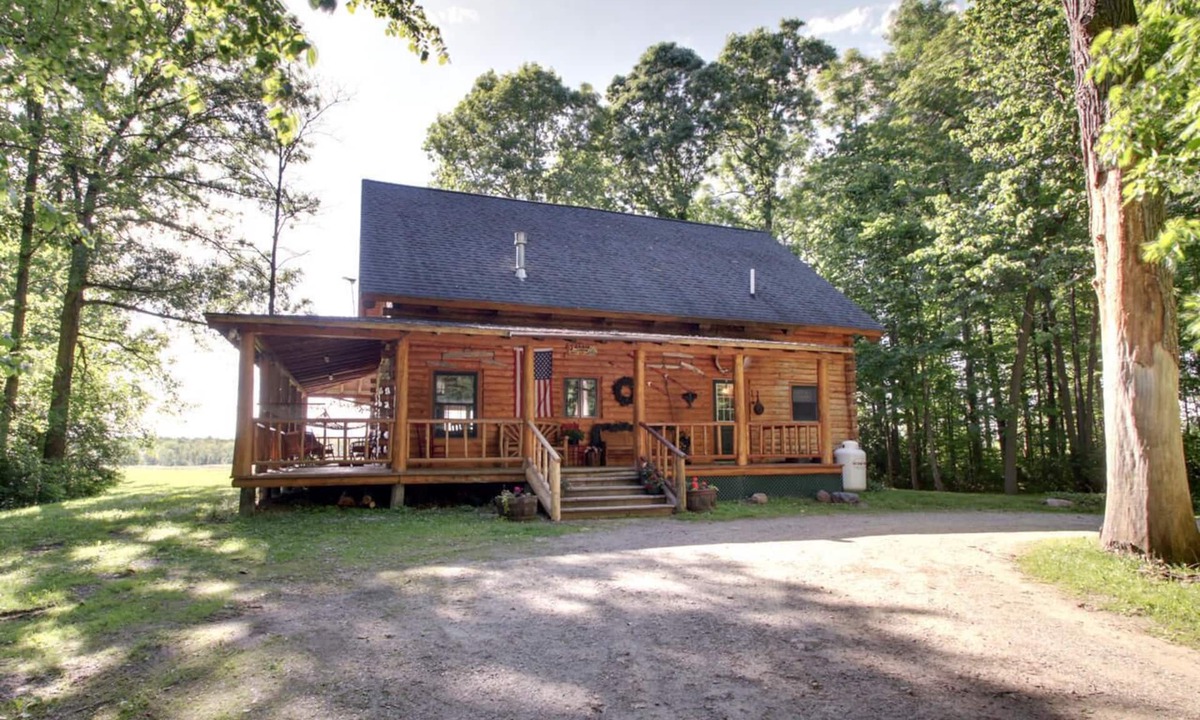 North Ferrisburgh Cabin | Authentic Log Cabin! - Mountain Views-Campfires FREE wood - Hot Tub - Near Lake