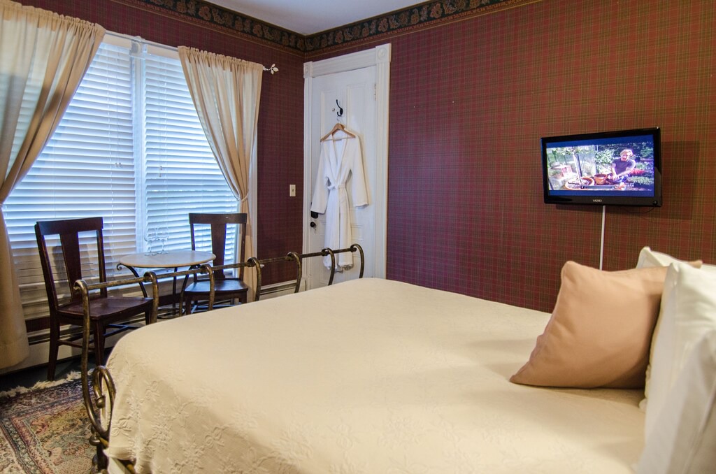 Shelburne Bed & Breakfast | B&B! 2nd Floor Queen Room for 1, Custom Full Breakfast in downtown Shelburne, VT