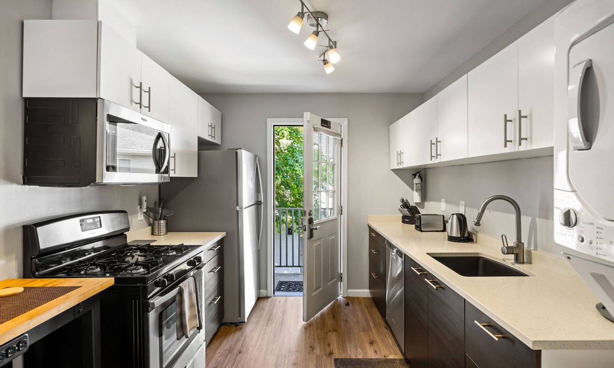 Brookwood Apartment | (B2bJ) Great Value, Serviced Condo in Quiet Neighborhood