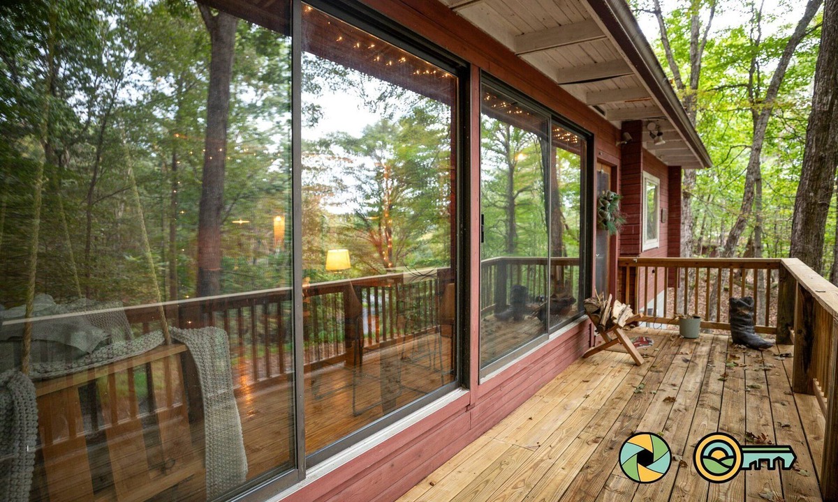 Mount Jackson Cabin | Basye Retreat - Authentic log cabin coziness!