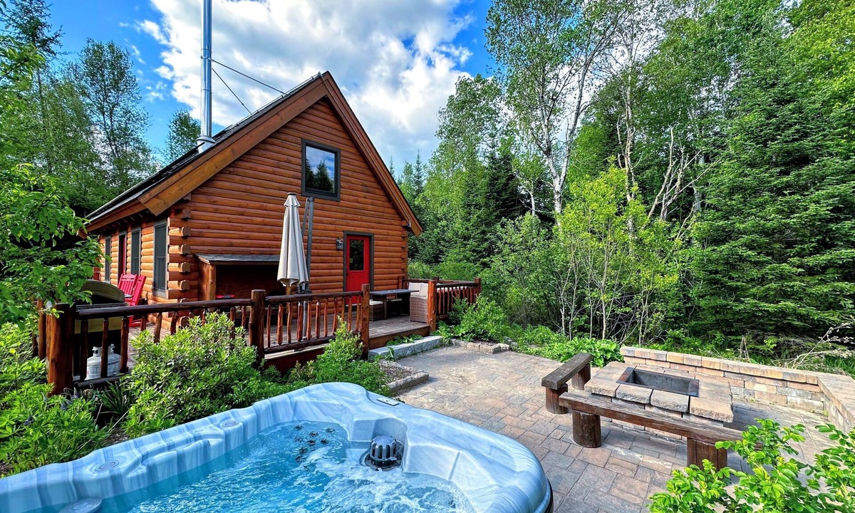 Bretton Woods Cabin | BC Log cabin 1 mile from skiing, beach, slope views! Hot tub, ice skating, and dog friendly!
