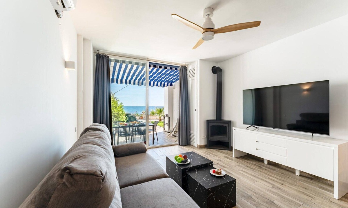 Sitio de Calahonda House | Beachfront holiday home in Malaga