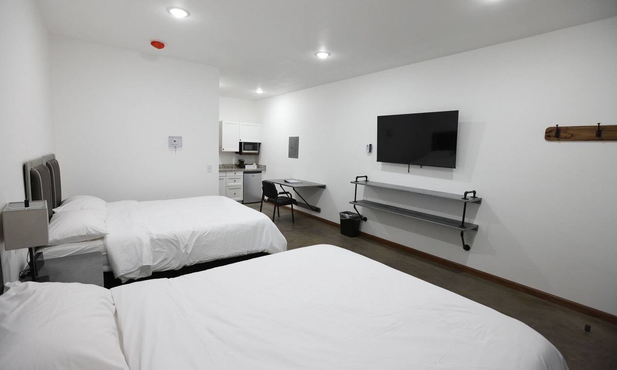Bruno Hotel | Bears Den Motel