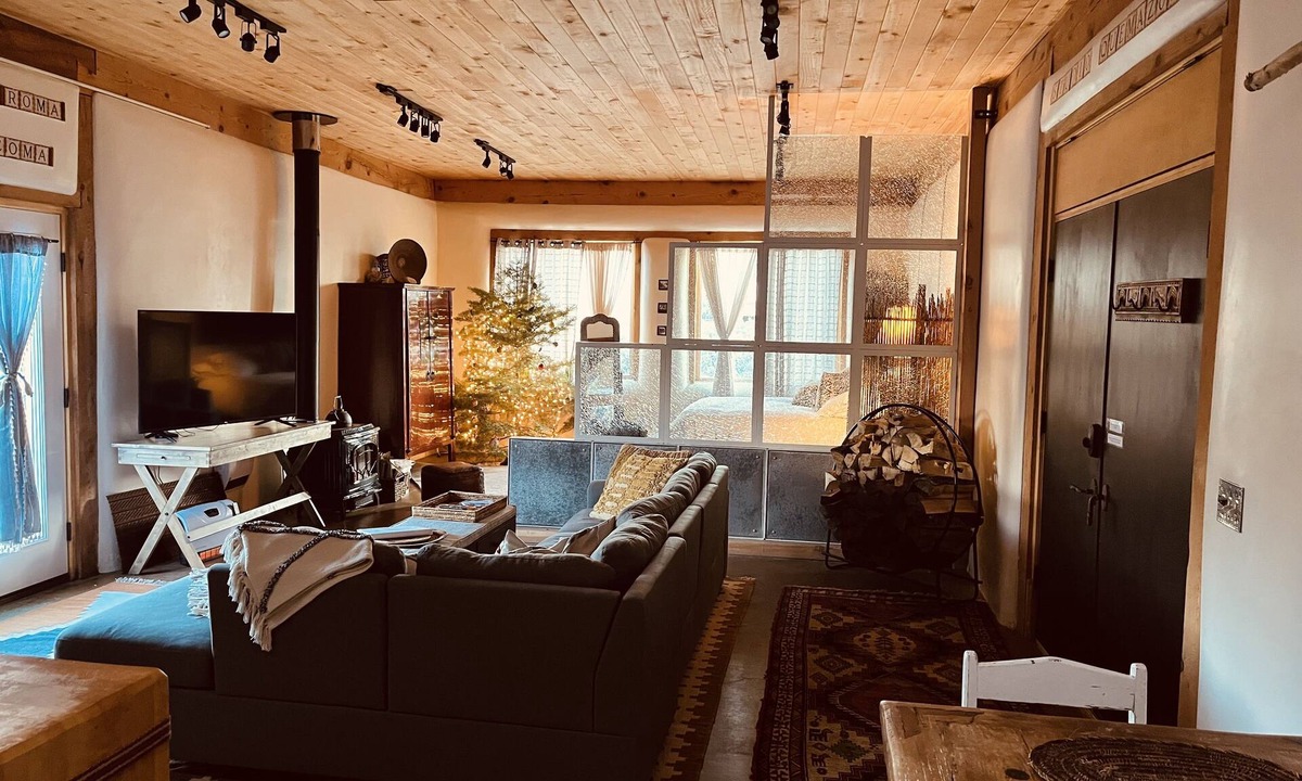 Ranchos De Taos Apartment | Beautiful artist getaway with mountain views