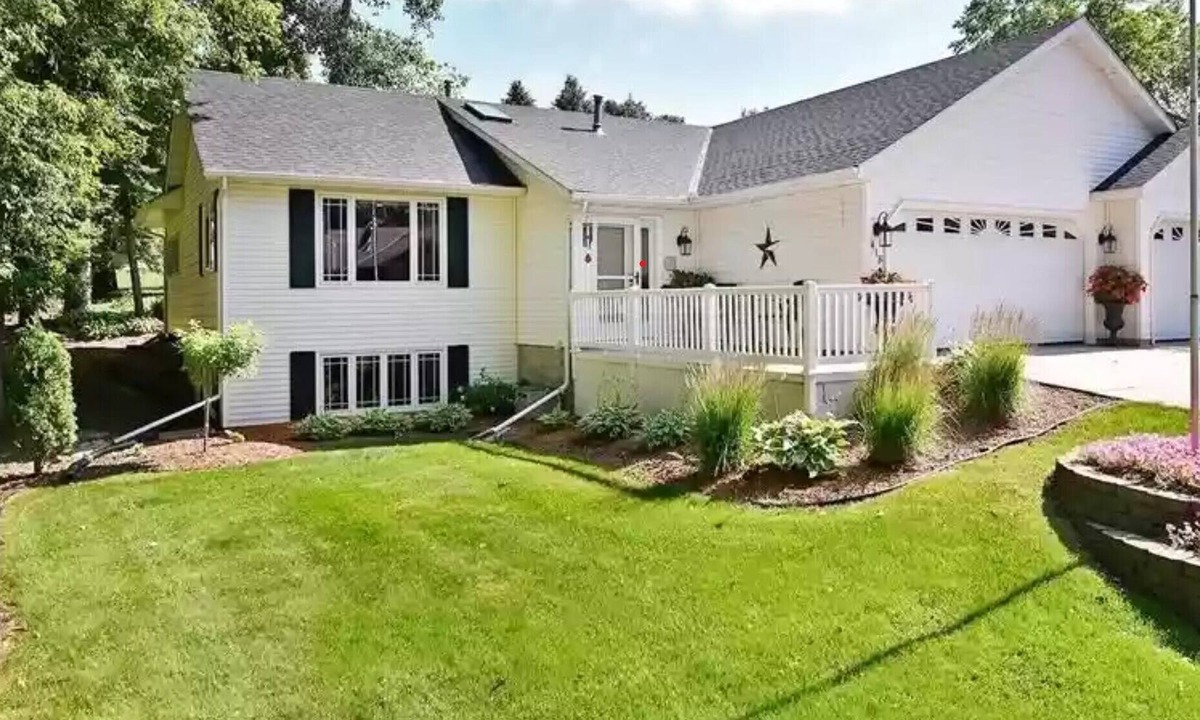 Faribault House | Beautiful home 1 minute from Shattuck St. Mary's school!