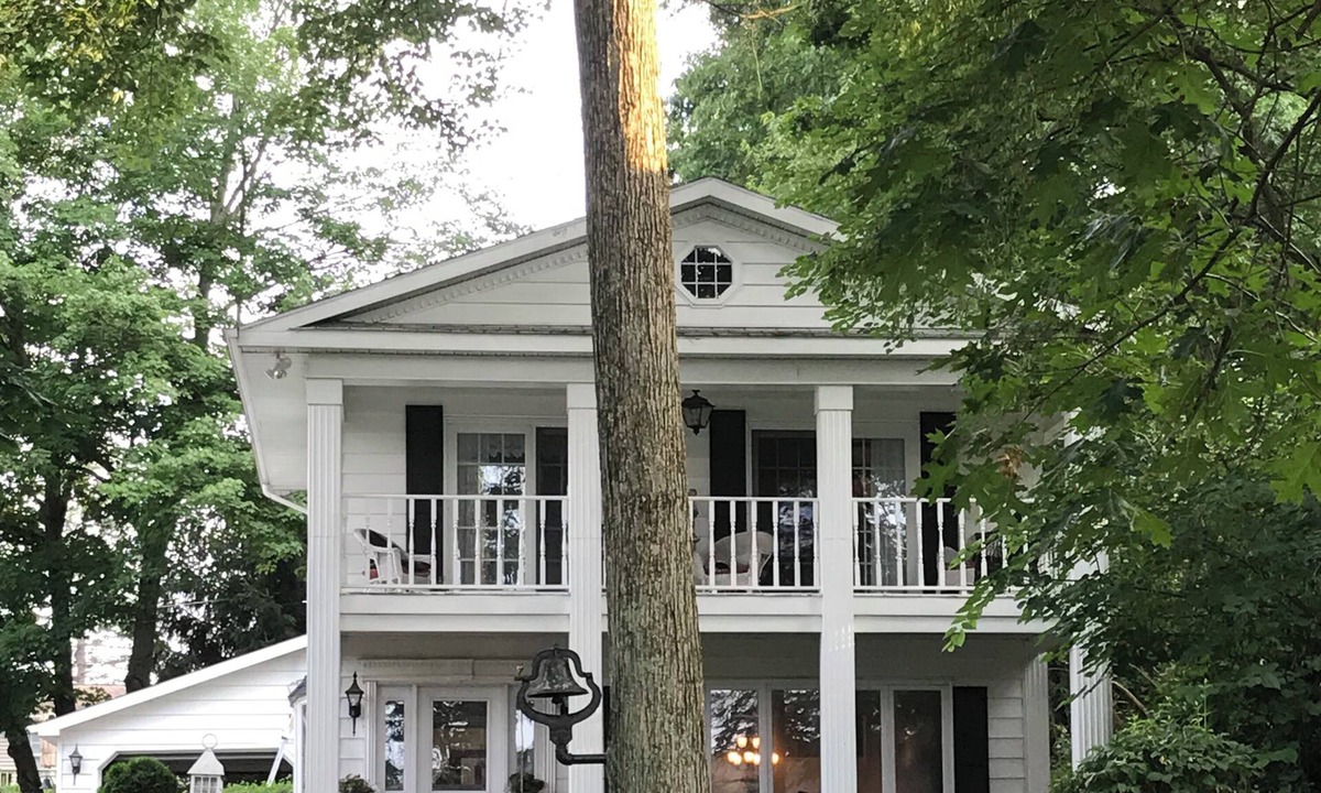 Battle Creek House | Beautiful Lake Front property on Fine Lake. Summer/Winter enjoyment