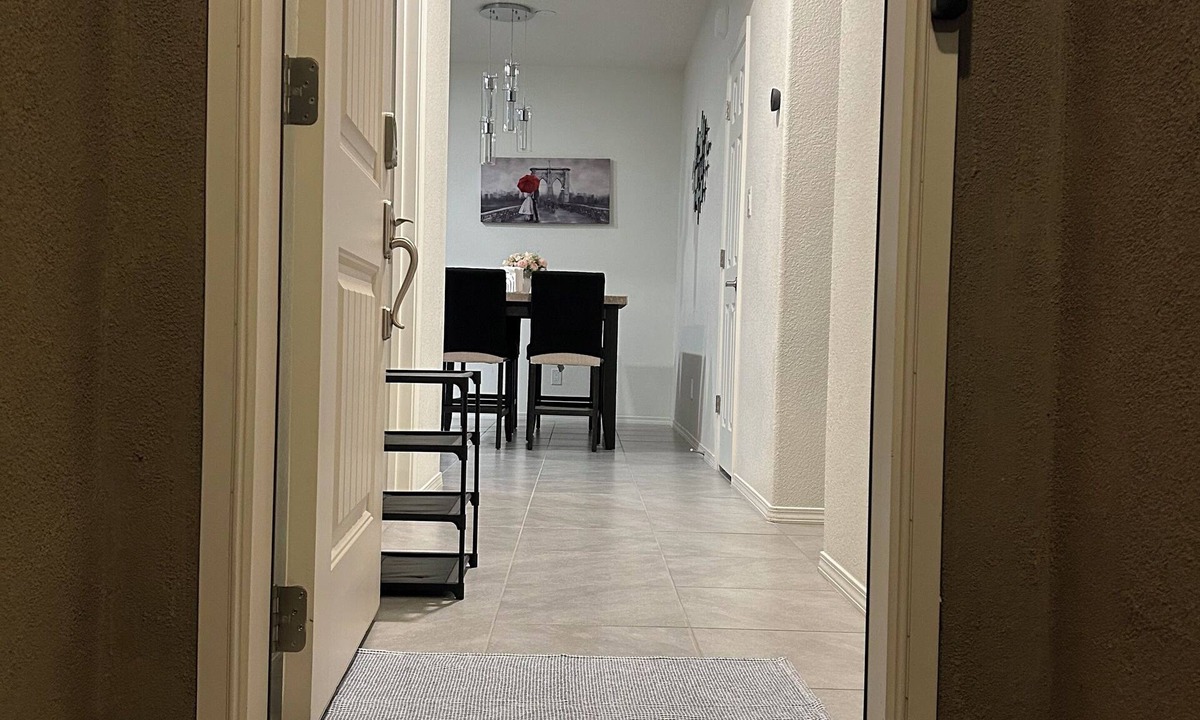 Santa Fe House | Beautiful modern new home centrally located & 7 minutes from SAF Airport with AC