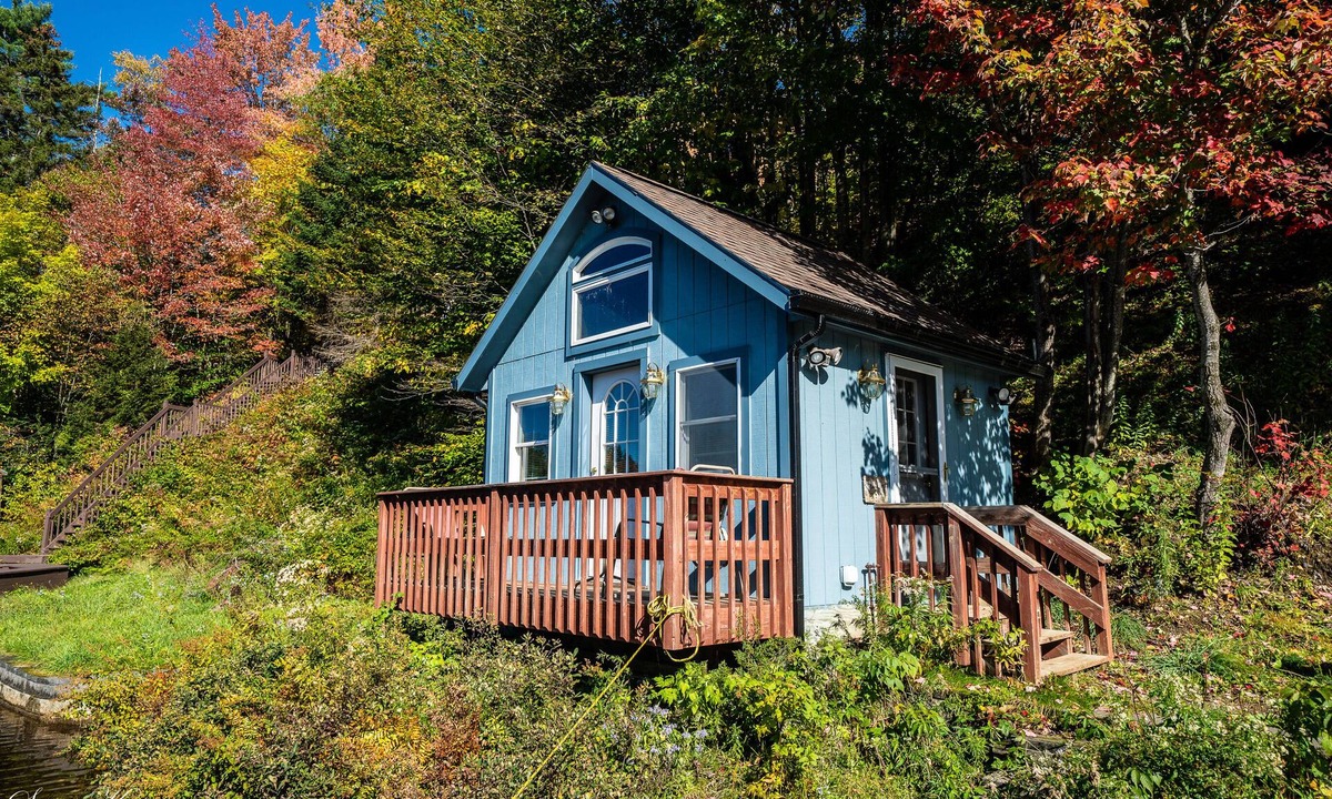Eden Mills Cottage | Beautiful Teeny Tiny Cottage On Lake Eden, directly on the water front