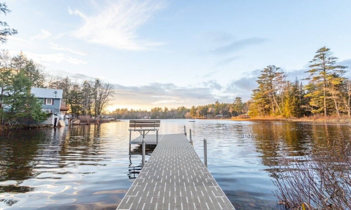 Acworth House | Beautiful Waterfront , four season home on charming Crescent Lake!