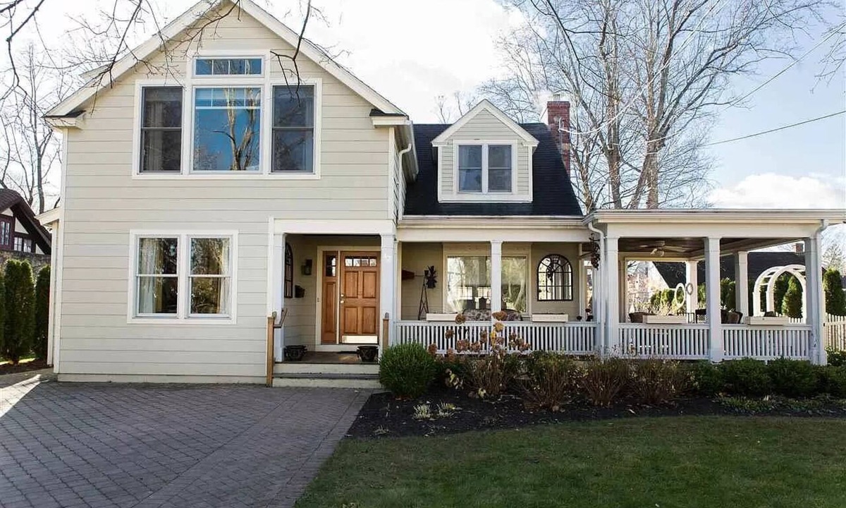 Saratoga Springs House | BELMONT WEEK RENTAL 1/4th mile from the track!
