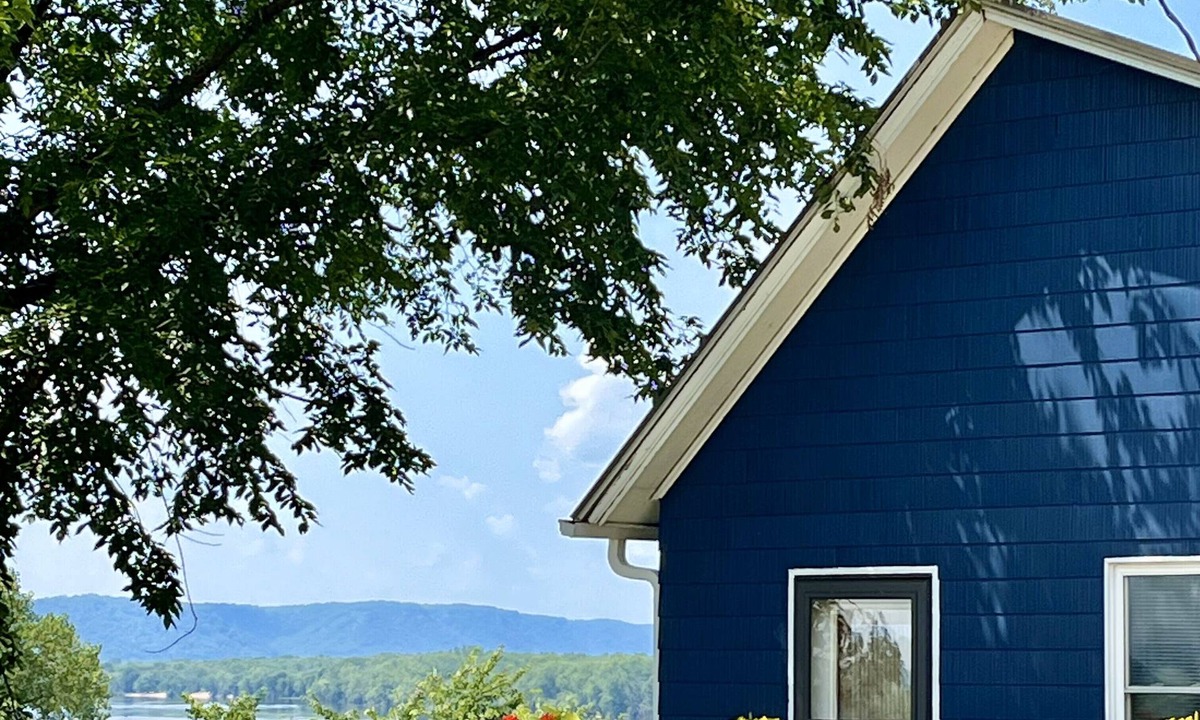 Fountain City House | Bluffside cottage with gorgeous views