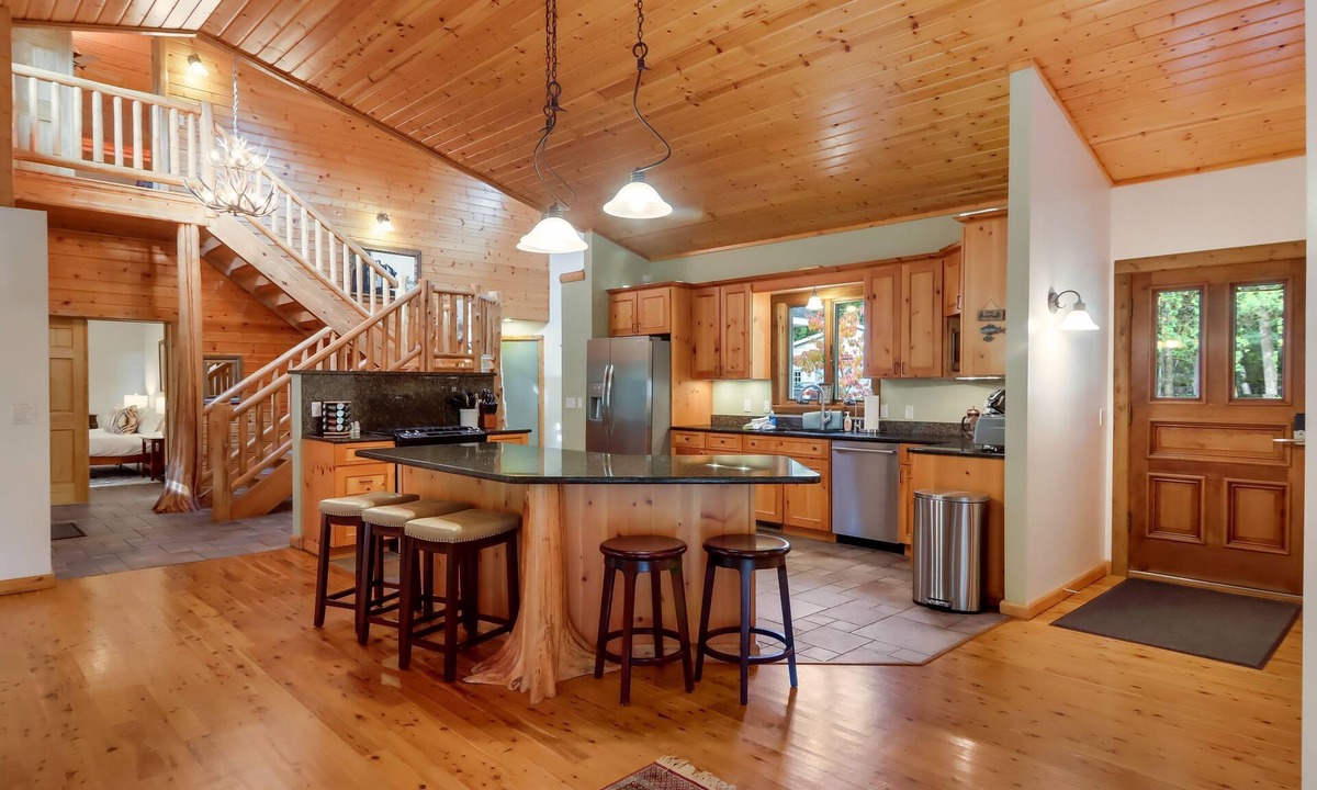 Mayfield House | Boardman Monarch River HOT TUB Fireplace
