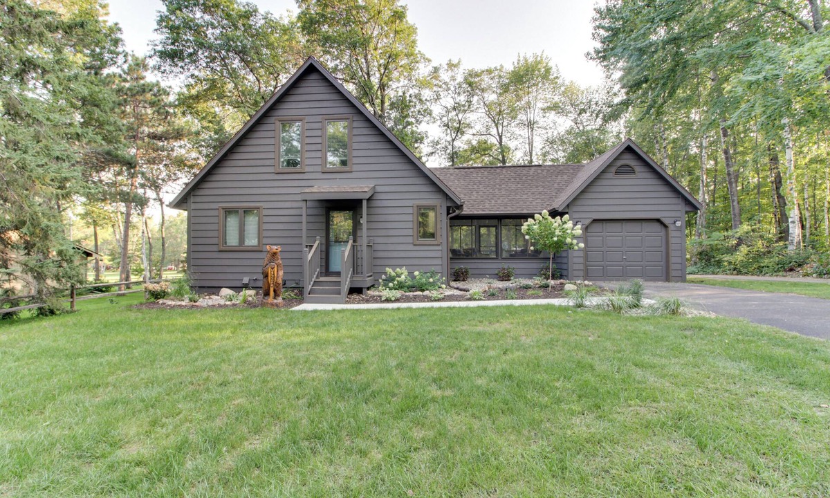 Breezy Point Cottage | Breezy Point Cabin: Deck w/Golf Course Views!