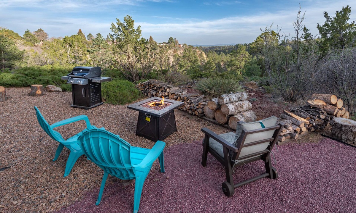 Los Alamos Apartment | Canyon and Mountain Views