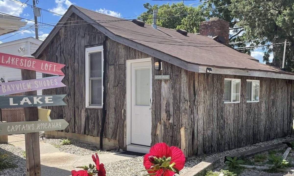 Toledo Cabin | "Captains Hideaway" Unique Tiny House Lake Cabin!