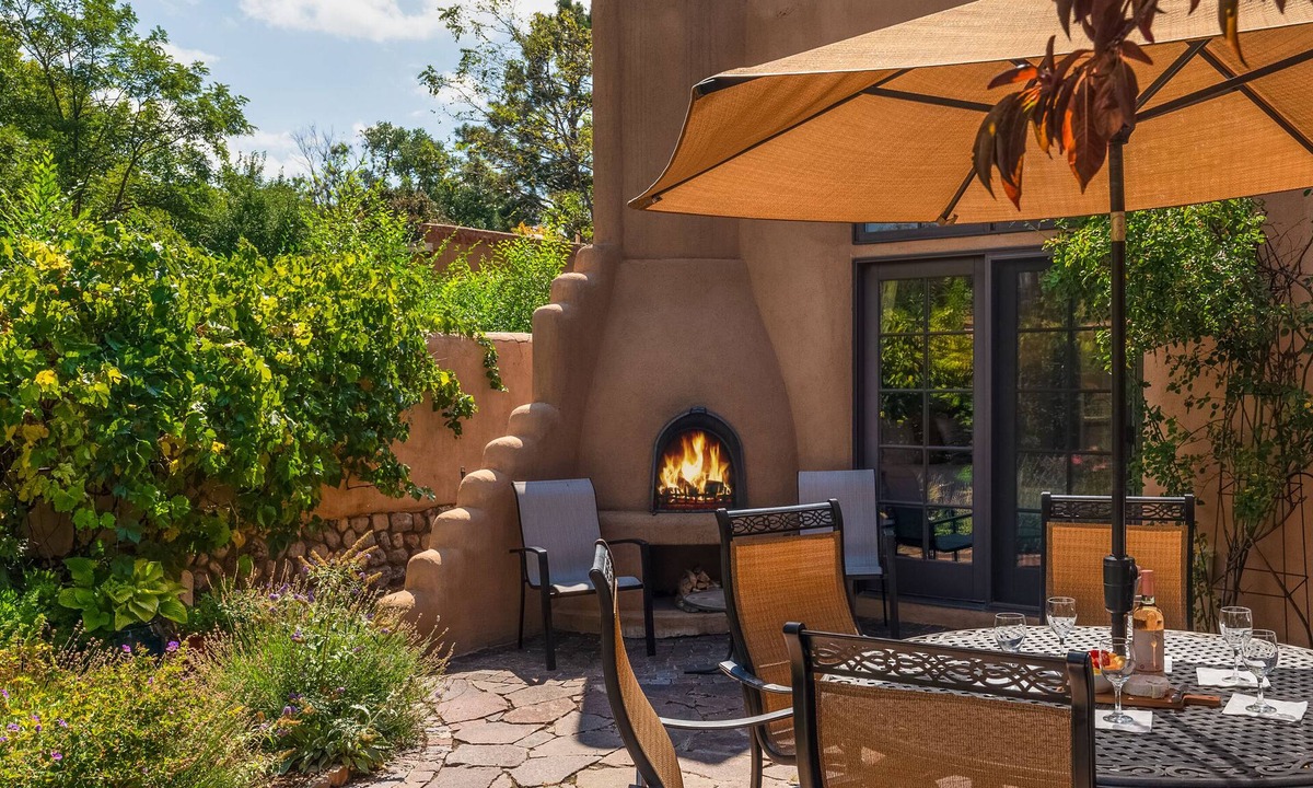 Historic Eastside House | Casa Artista - Right off Canyon Road, Amazing Art