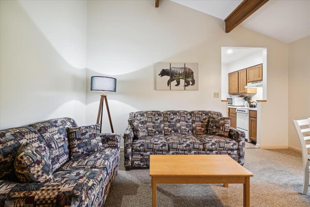 West Bridgewater Hotel | Cedarbrook Queen Suite 202
