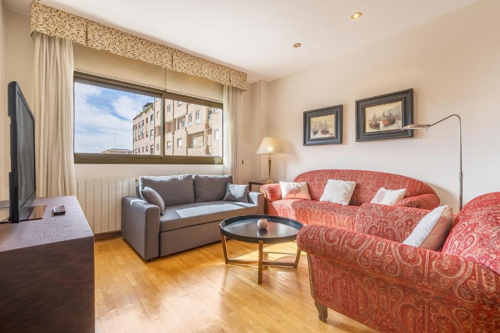 Plaza de Toros-Doctores-San Lazaro Apartment | Central, Spacious Parking