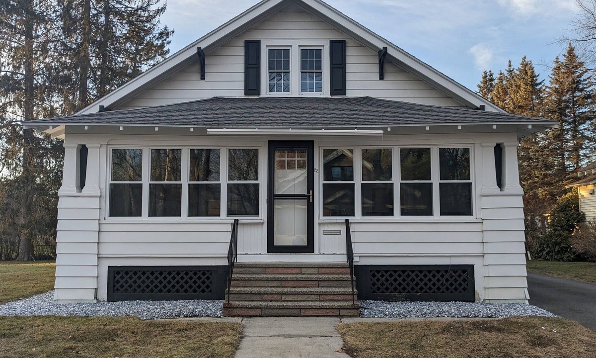 Pittsfield House | Centrally located in the Berkshires - Cozy Bungalow in SE Pittsfield!