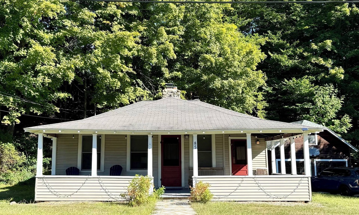 Elizabethtown Cabin | Charming 2-bedroom cabin in the Adirondacks with a treehouse and an artist loft