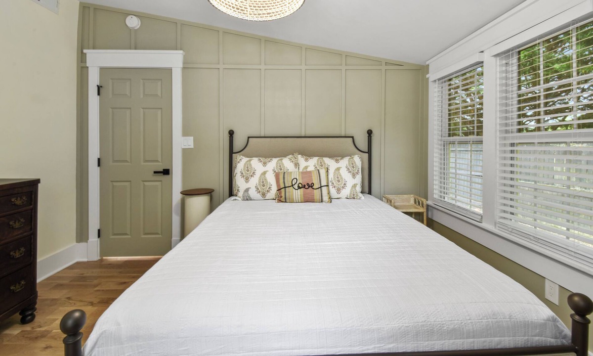 Berryville Cottage | Charming 3-bedroom cottage in farm & wine country