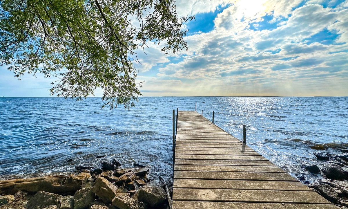 Marinette House | Charming 3-bedroom house on the water with AC and WiFi in enjoyable Marinette